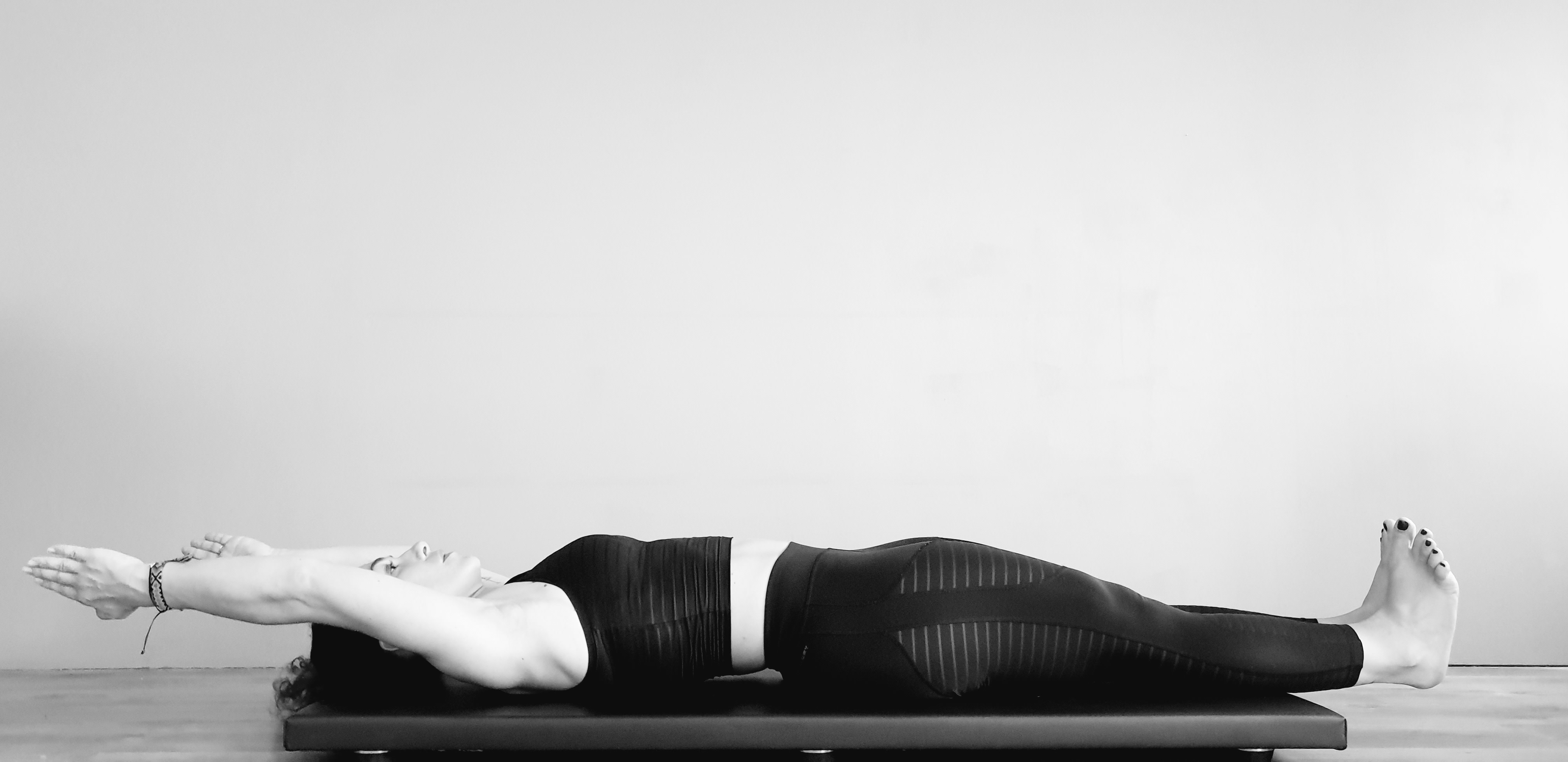 Position départ exercice Pilates Roll Up