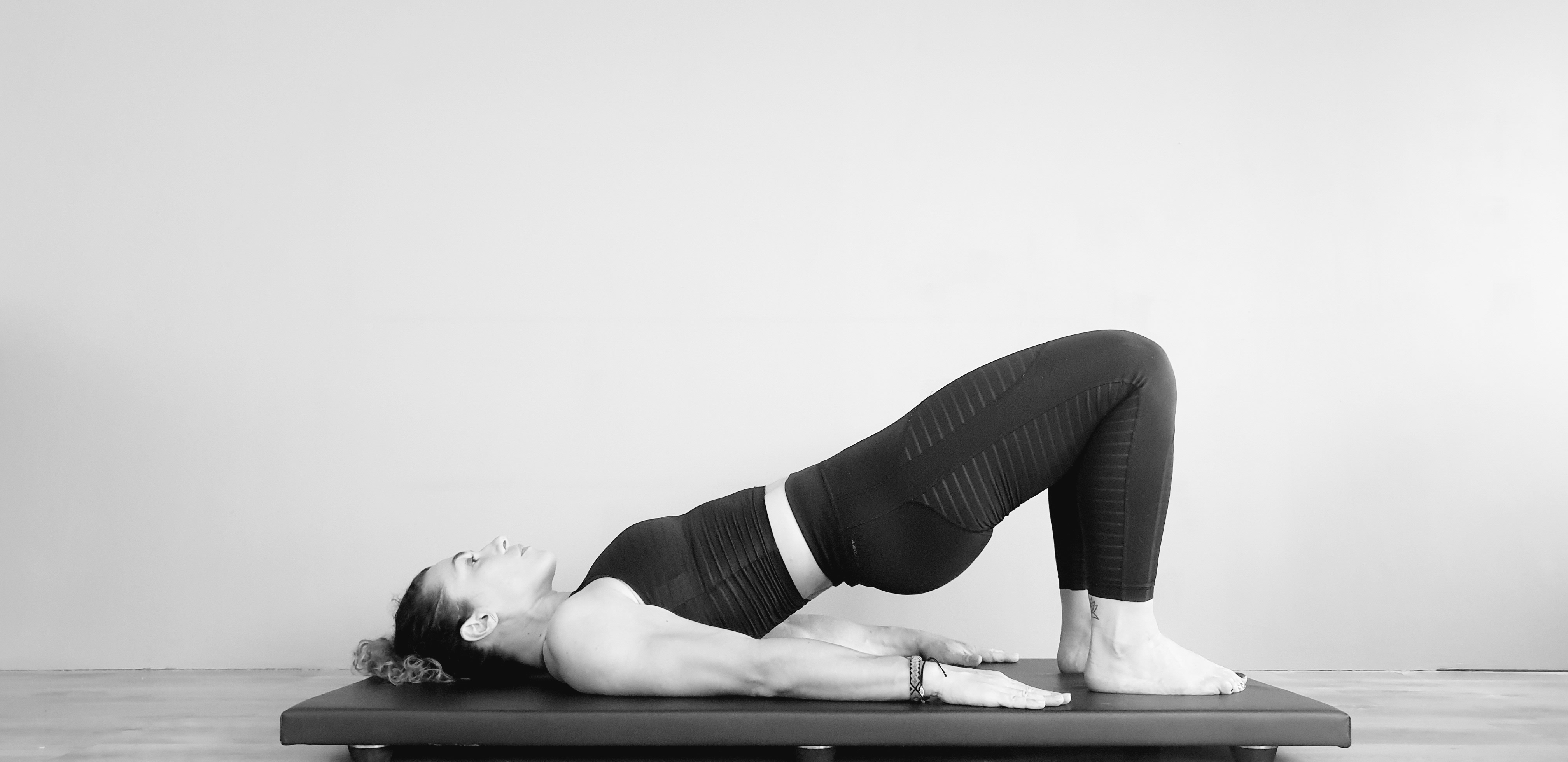 Mouvement du hip rolls (roulement des hanches), exercice pour le dos en Pilates